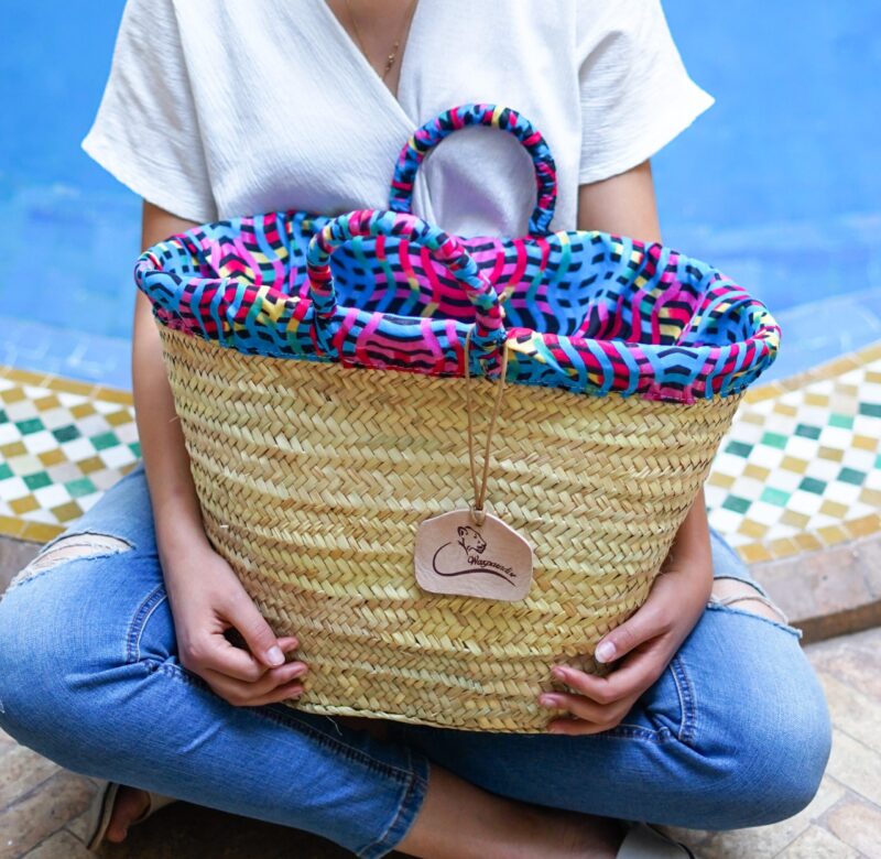 Sac en osier - Abuja fashion est un sac dame adapté pour des sorties au marché ou à la plage. il est fait en osier et doublé de wax.