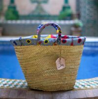Sac en osier - Bangui fashion est un sac dame adapté pour des sorties au marché ou à la plage. il est fait en osier et doublé de wax.
